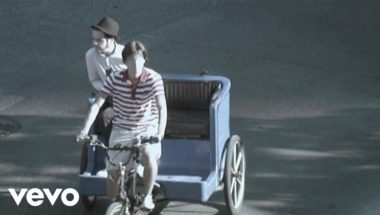 Kaiser Chiefs - Love's Not A Competition (But I'm Winning)