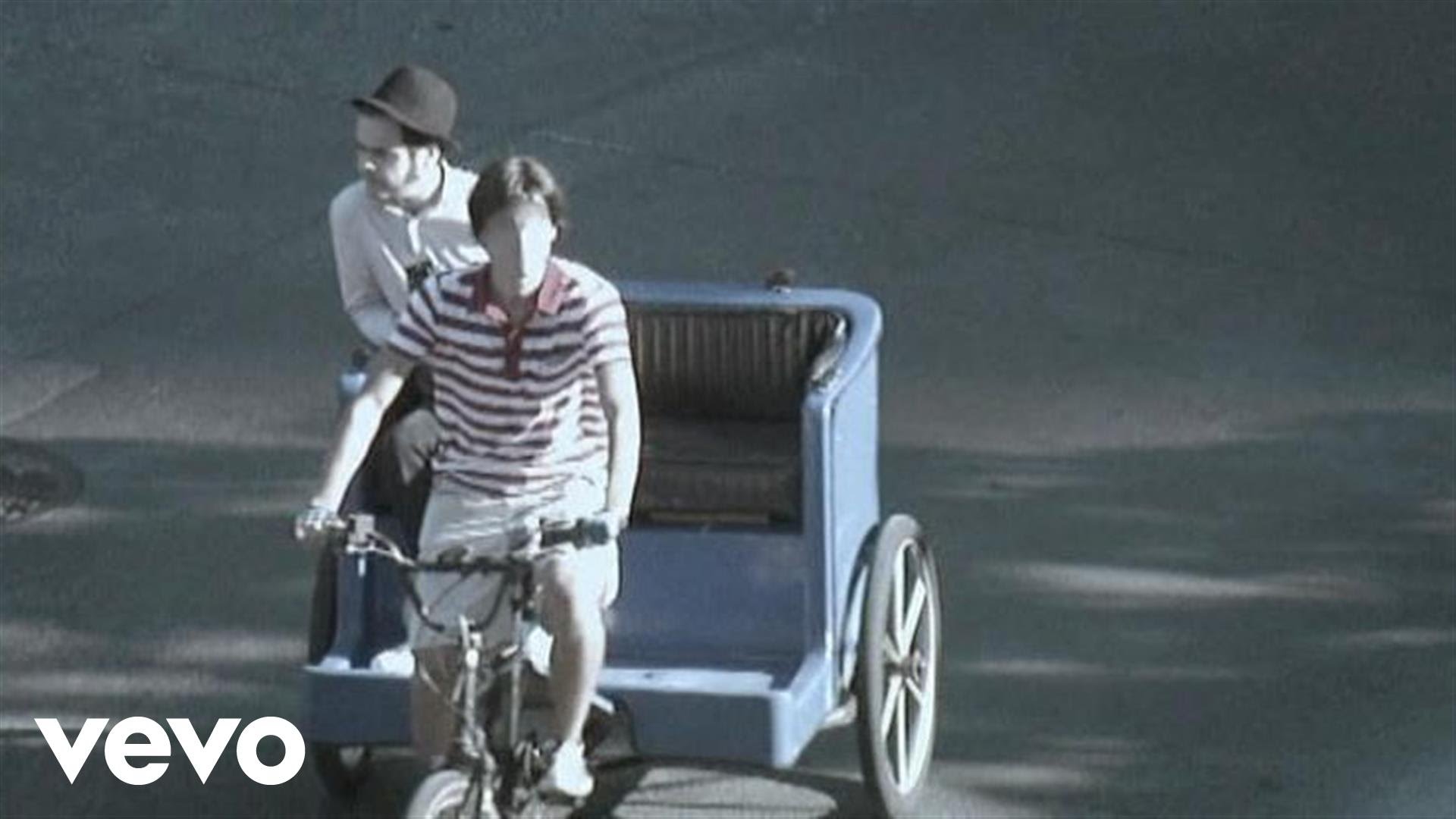 Kaiser Chiefs - Love's Not A Competition (But I'm Winning)